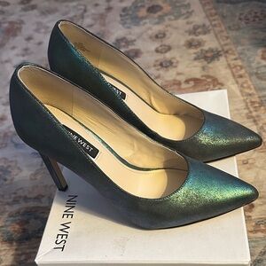 Nine West Tatiana Pumps Iridescent Dark Green Heels size 6.5M EUC